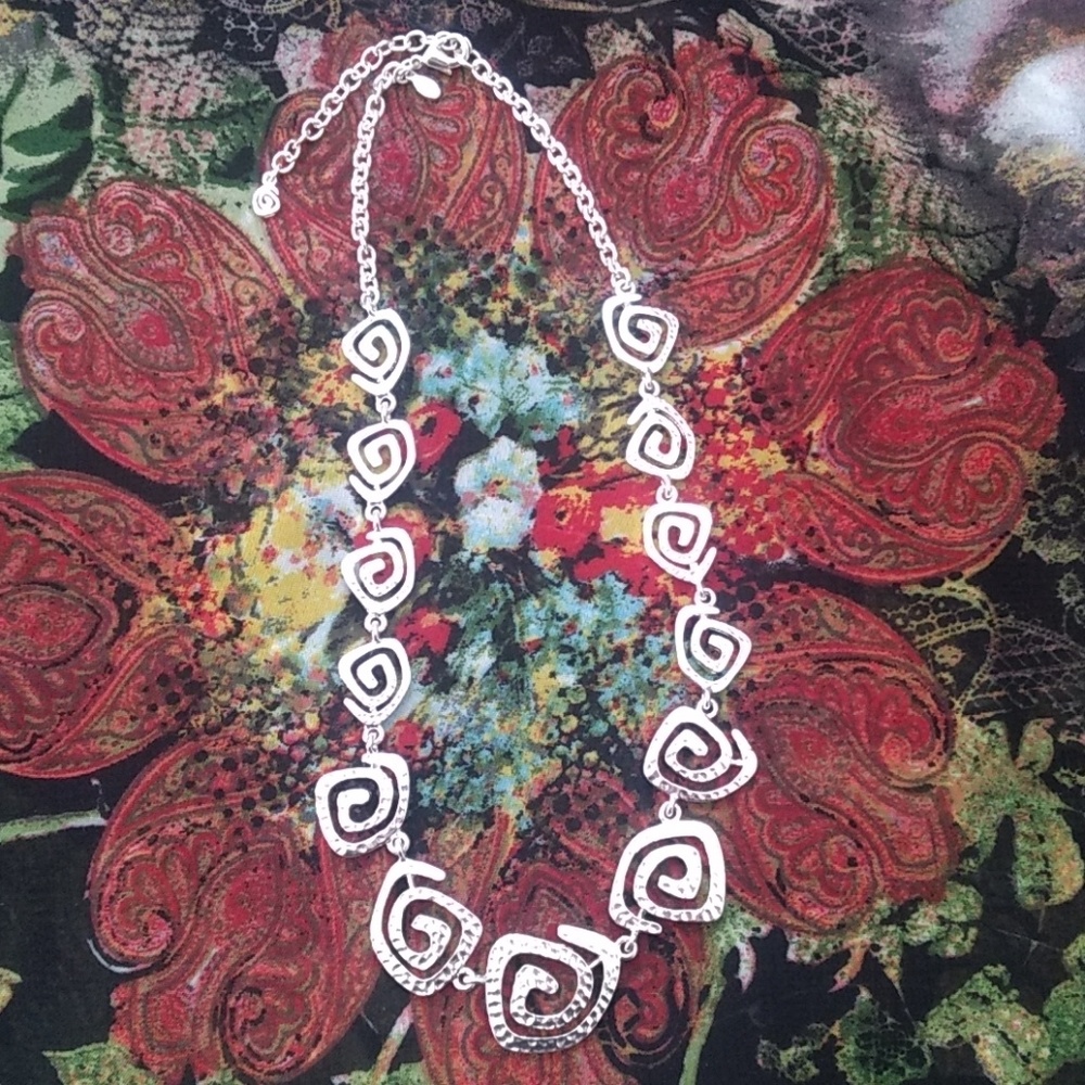 Price ⬇️Premier Design Silver Plate twist necklace